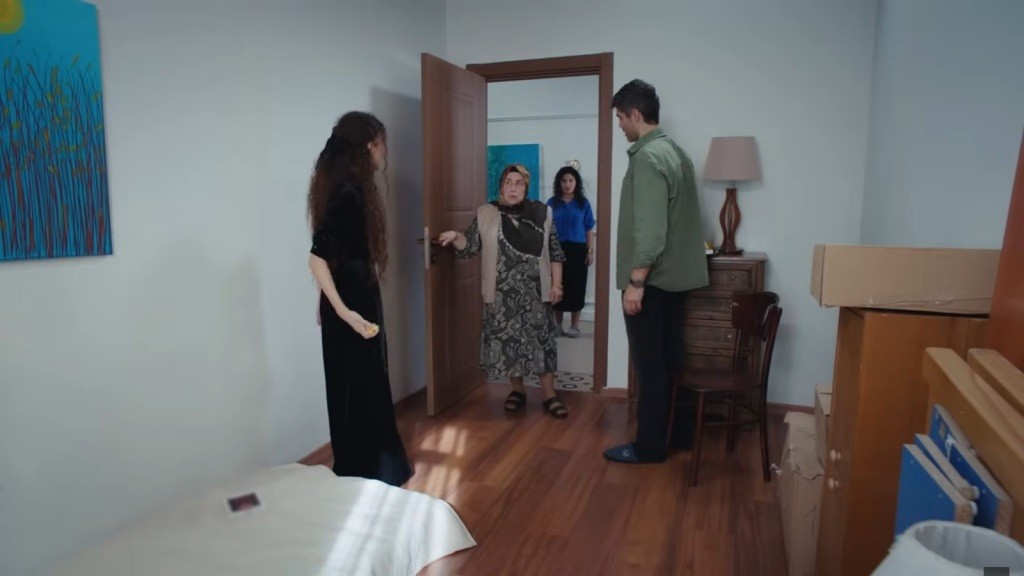 Cennet otwiera drzwi pokoju, nakrywając Poyraza i Nanę.