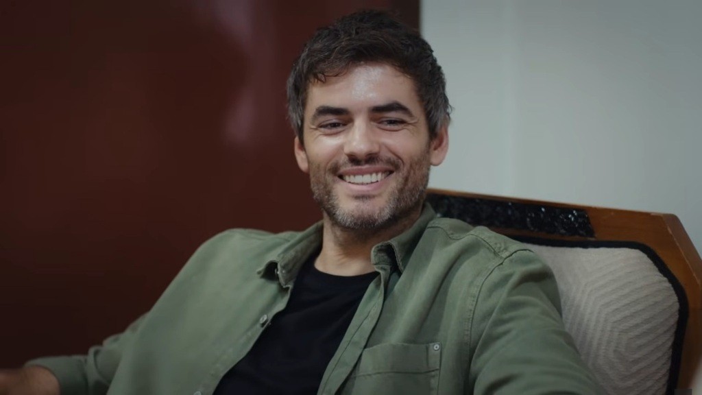 Poyraz uśmiecha się szeroko.