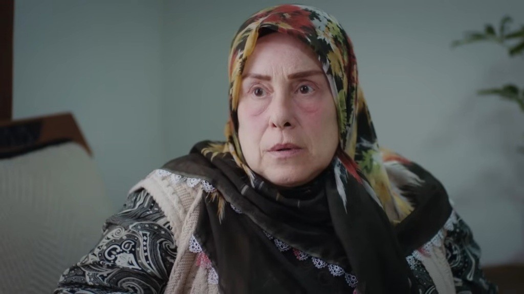 Na twarzy Cennet maluje się mieszanka szoku i przerażenia.