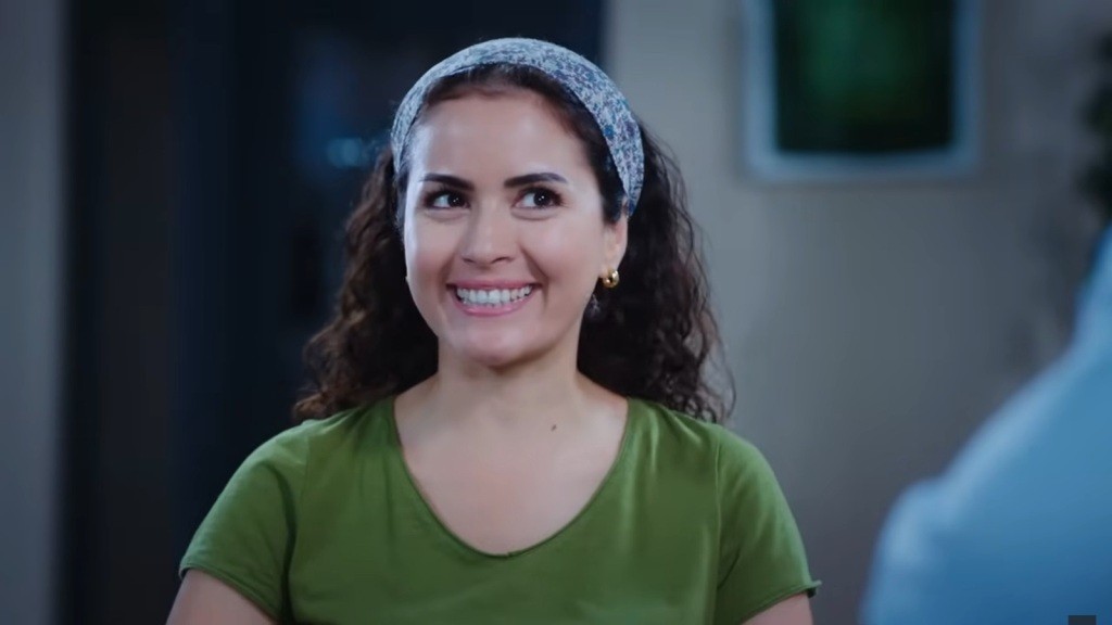 Aynur uśmiecha się do prokuratora.