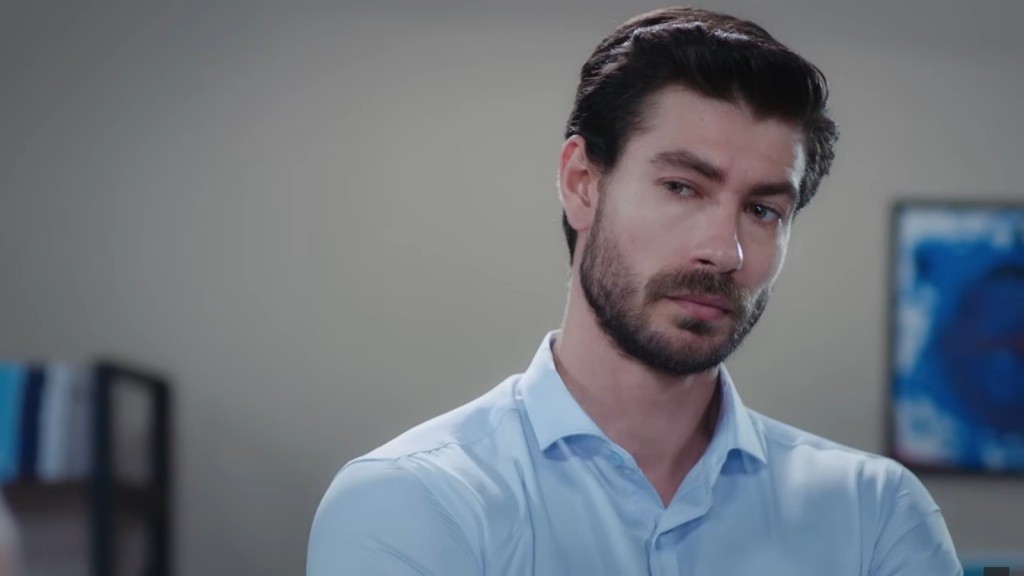 Prokurator spogląda z zamyśleniem.