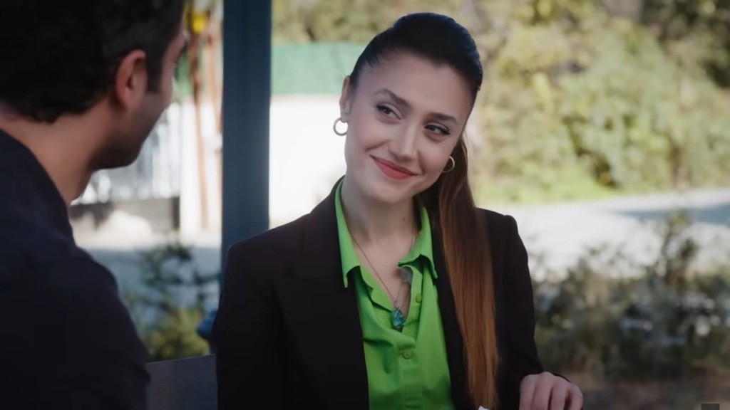 Derya uśmiecha się do komisarza.