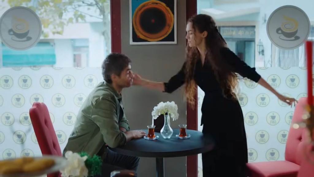 Nana policzkuje Poyraza w herbaciarni.