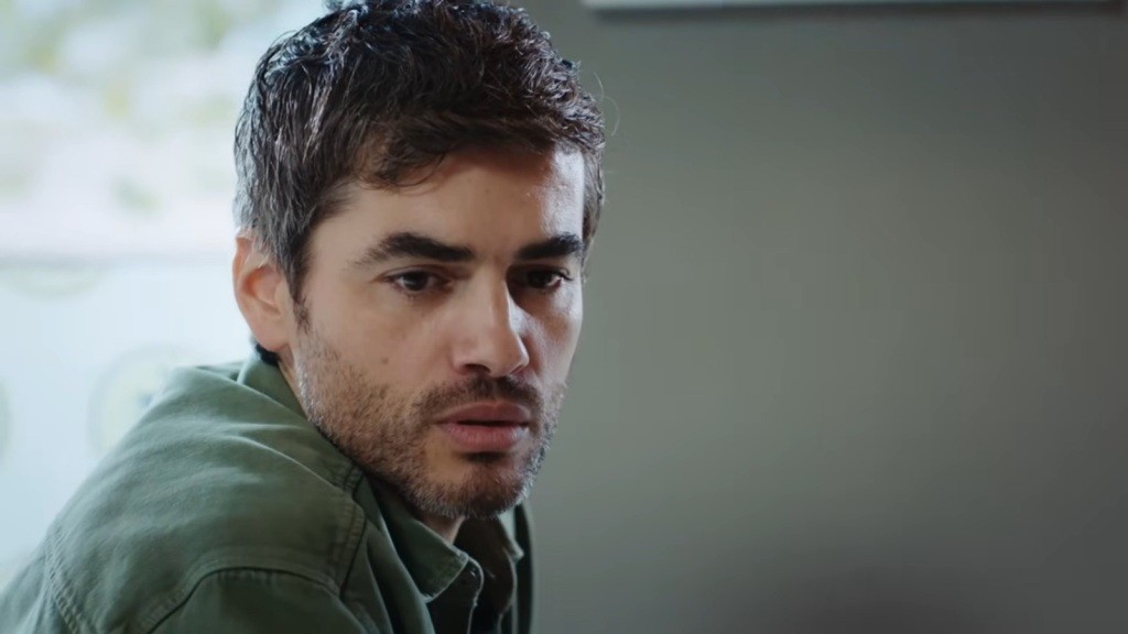 Poyraz jest zdezorientowany po policzku od Nany.