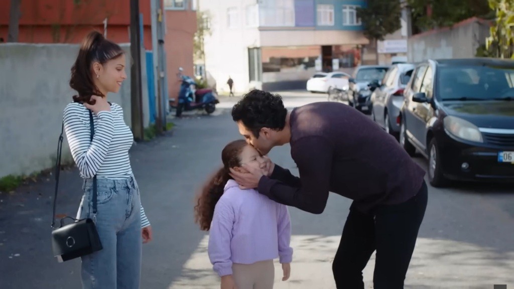 Ferit całuje Dogę. Obok stoi Ayse.