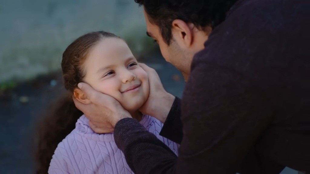 Ferit obejmuje dłońmi policzki Dogi.