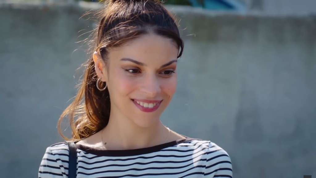 Ayse uśmiecha się.