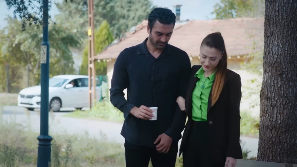 Derya opiera się na ramieniu Ferita.