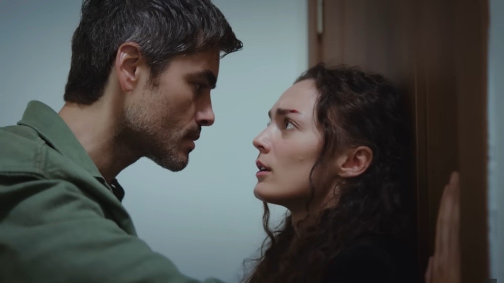 Poyraz blokuje Nanie drogę ucieczki.