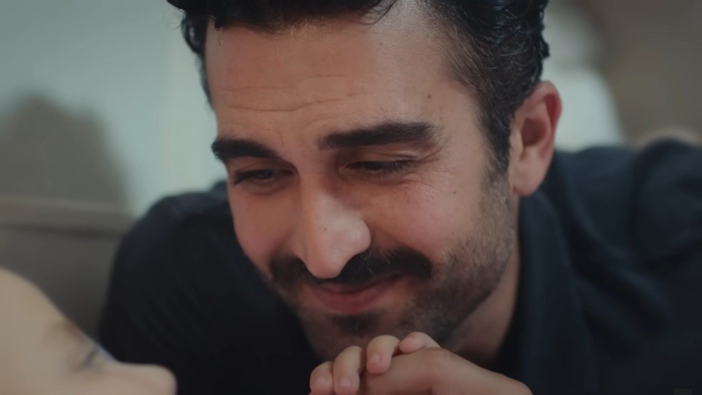 Ferit patrzy z czułością na swoją córkę.