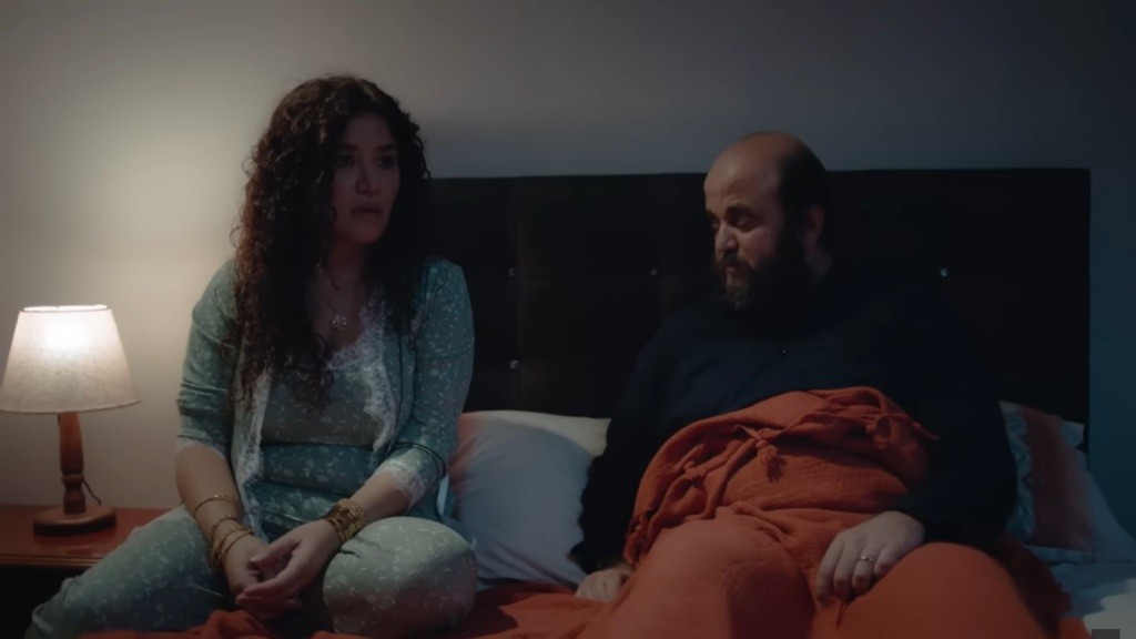 Cansel i Sahin podczas nocnej rozmowy w sypialni.