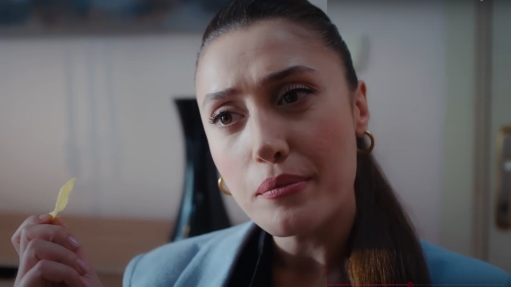 Derya zajada się czipsami.