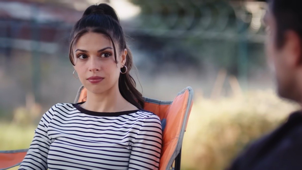 Ayse spogląda na Ferita.