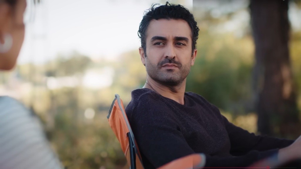 Ferit spogląda na Ayse.