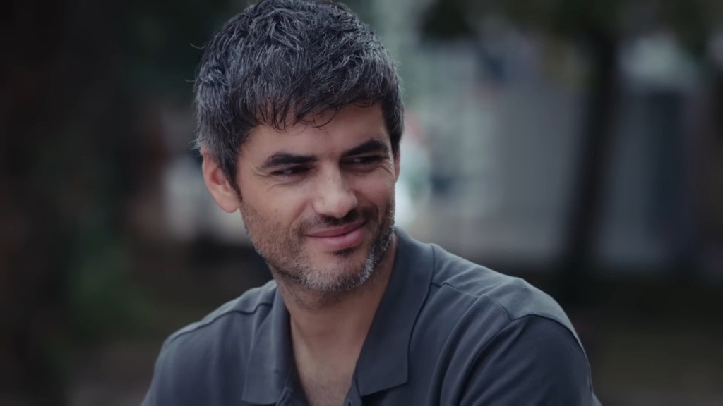 Poyraz uśmiecha się.