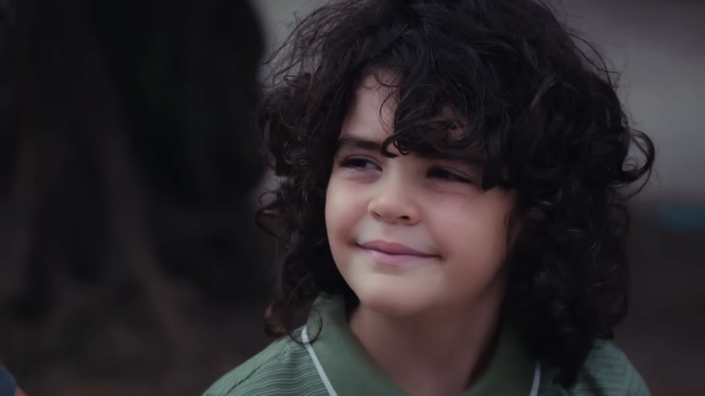 Yusuf uśmiecha się.