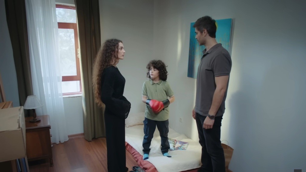 Yusuf ma rękawice bokserskie na rękach. Nana spogląda na Poyraza z niezadowoleniem.