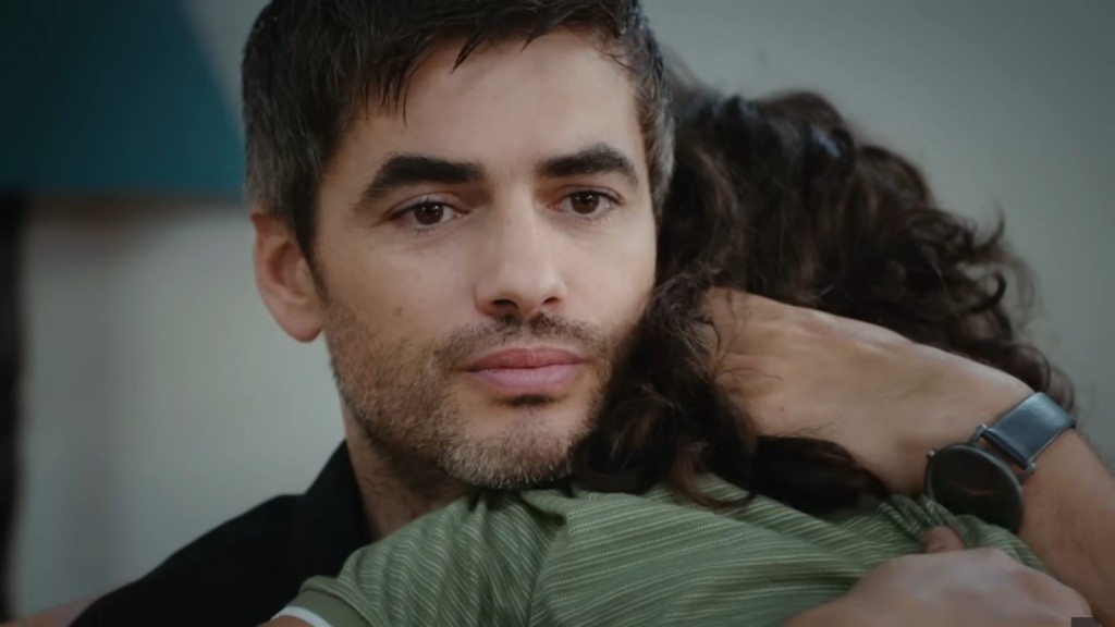 Poyraz obejmuje Yusufa.