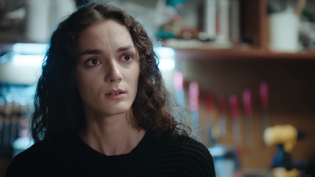 Nana spogląda z pewnym zaskoczeniem.