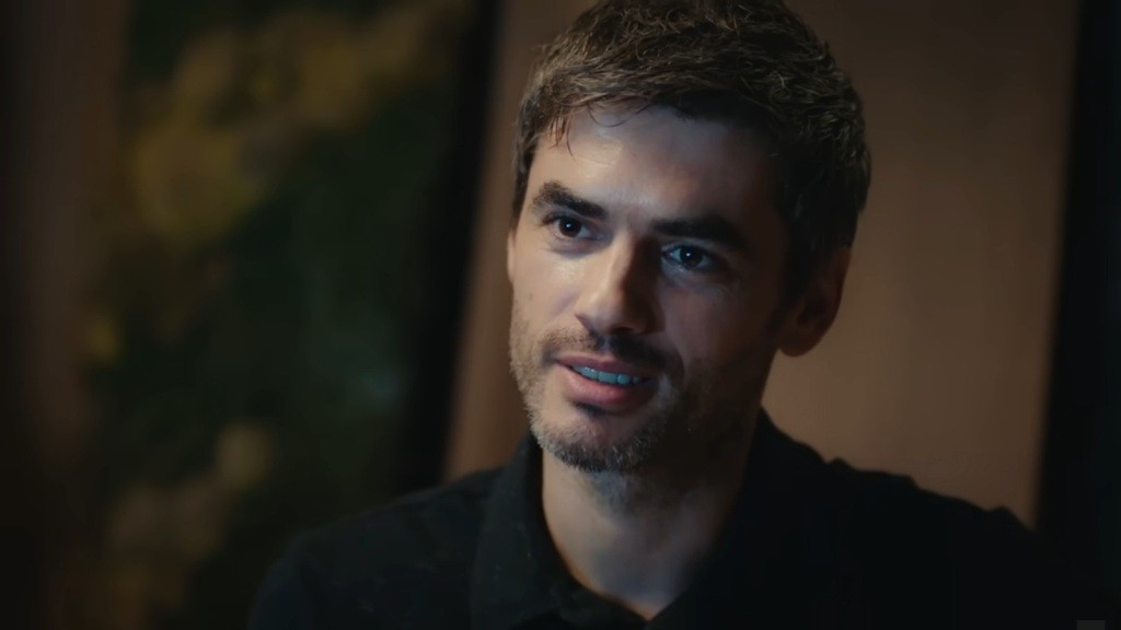 Poyraz spogląda z błyskiem w oku.