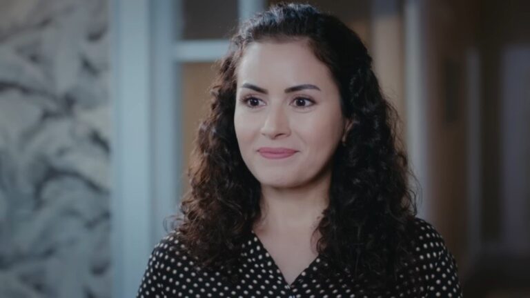 Aynur uśmiecha się.