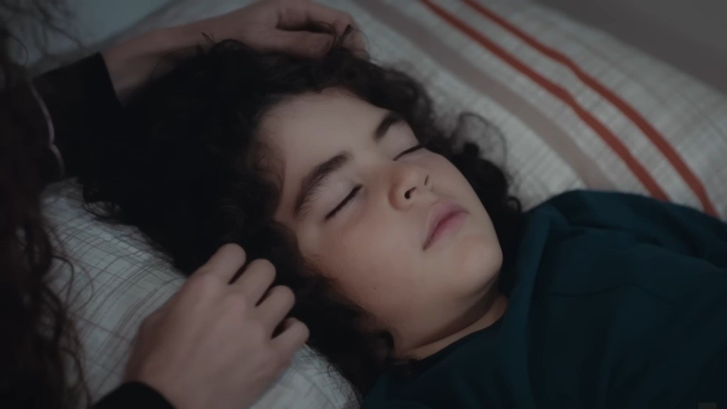 Zbliżenie na twarz śpiącego Yusufa.