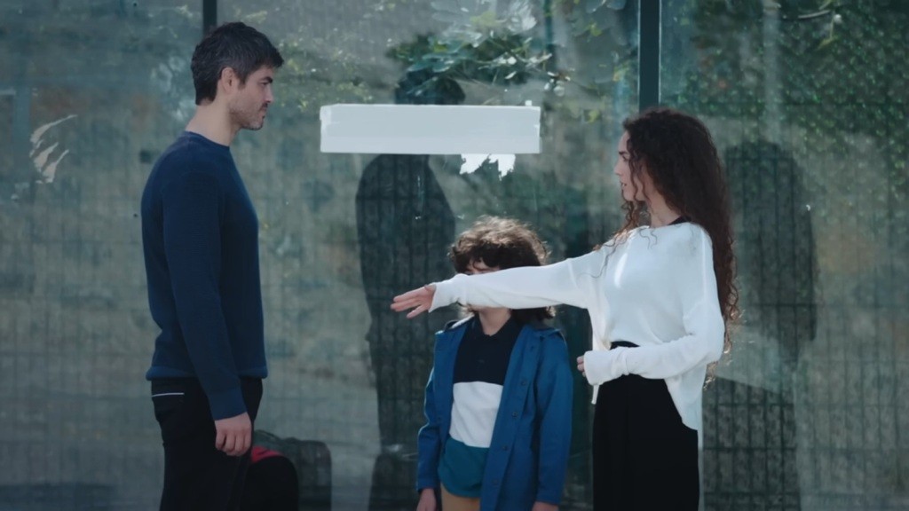 Nana podaje rękę Poyrazowi na pożegnanie.