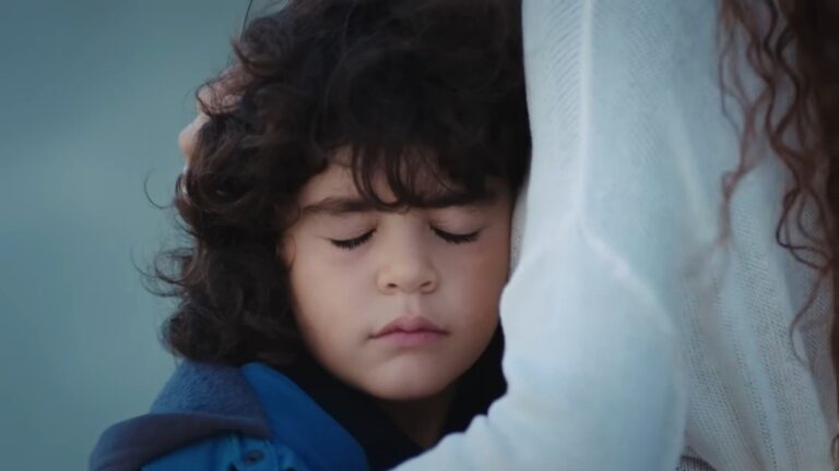 Yusuf przytula się do Nany. Ma zamknięte oczy.