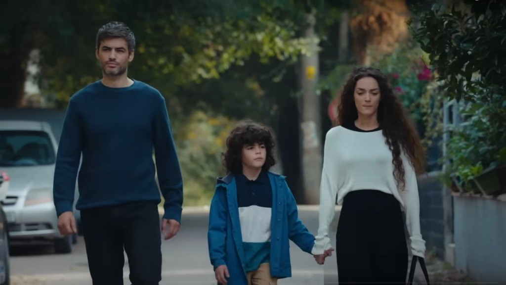 Poyraz, Yusuf i Nana spacerują.