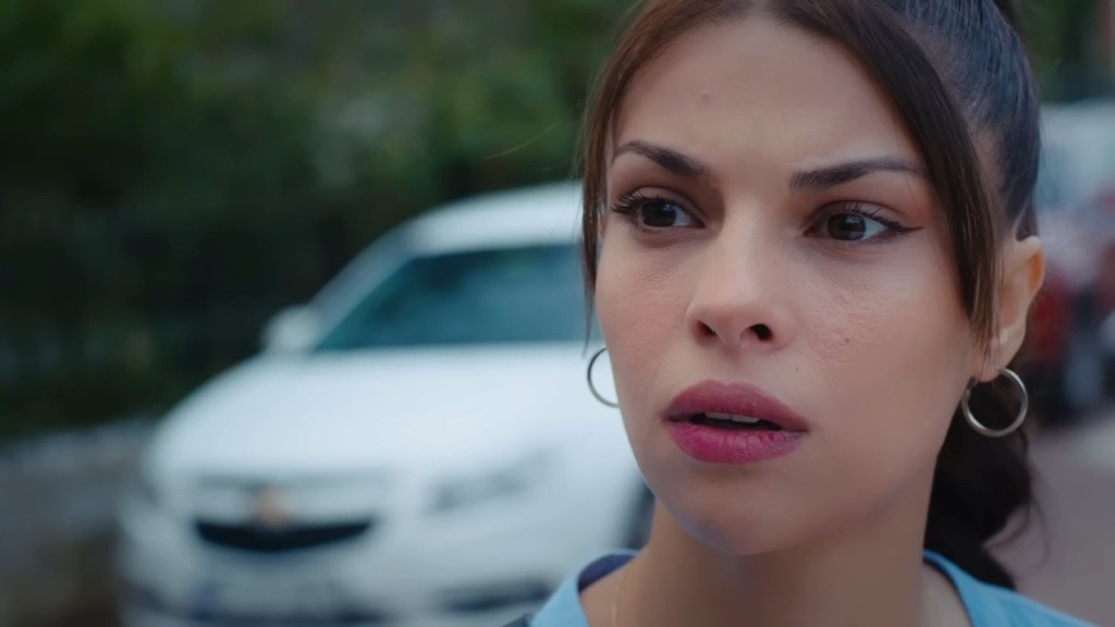 Ayse jest wstrząśnięta.