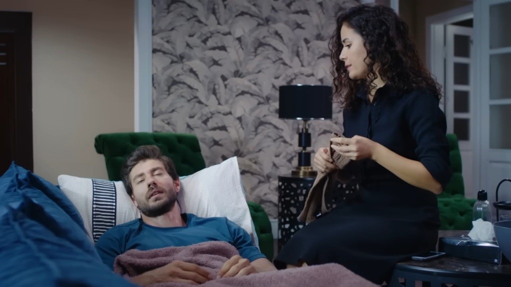 Aynur opiekuje się chorym Sinanem.