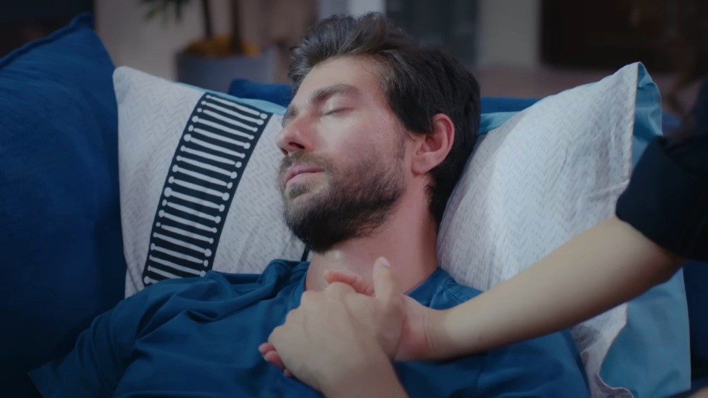 Sinan łapie Aynur za rękę.