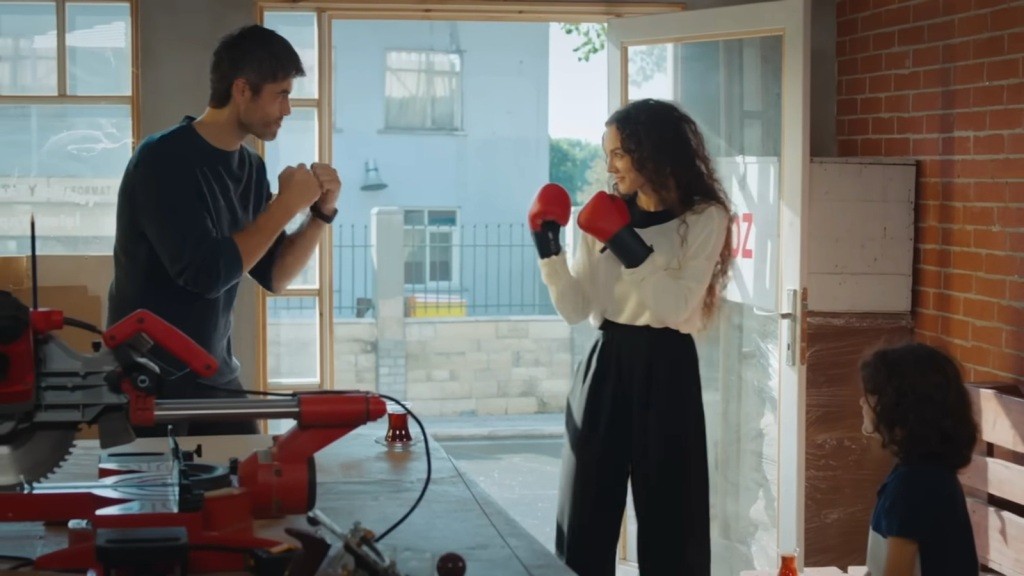 Pojedynek bokserski Nany i Poyraza w warsztacie.