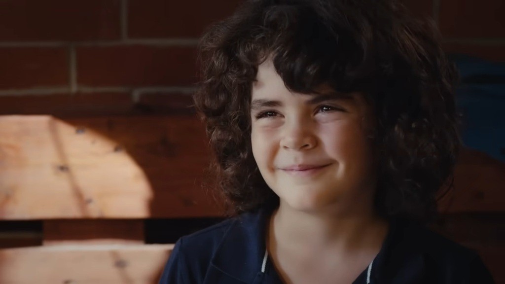 Yusuf śmieje się, obserwując pojedynek Nany i Poyraza.