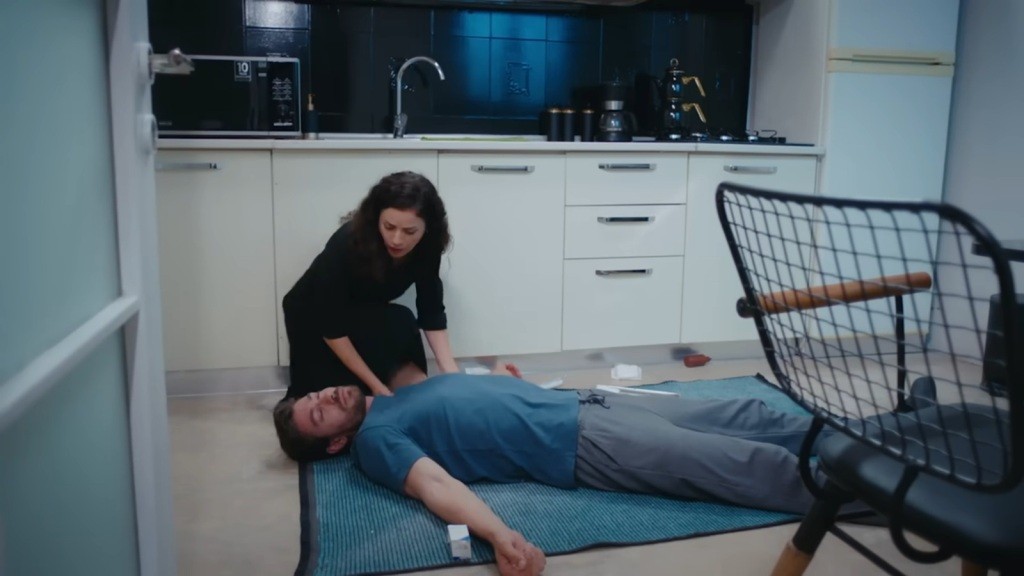 Aynur znajduje nieprzytomnego Sinana na podłodze w kuchni.