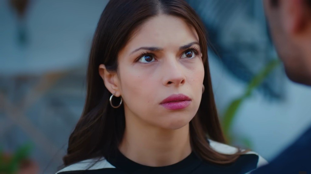 Ayse spogląda niepewnie na Ferita.