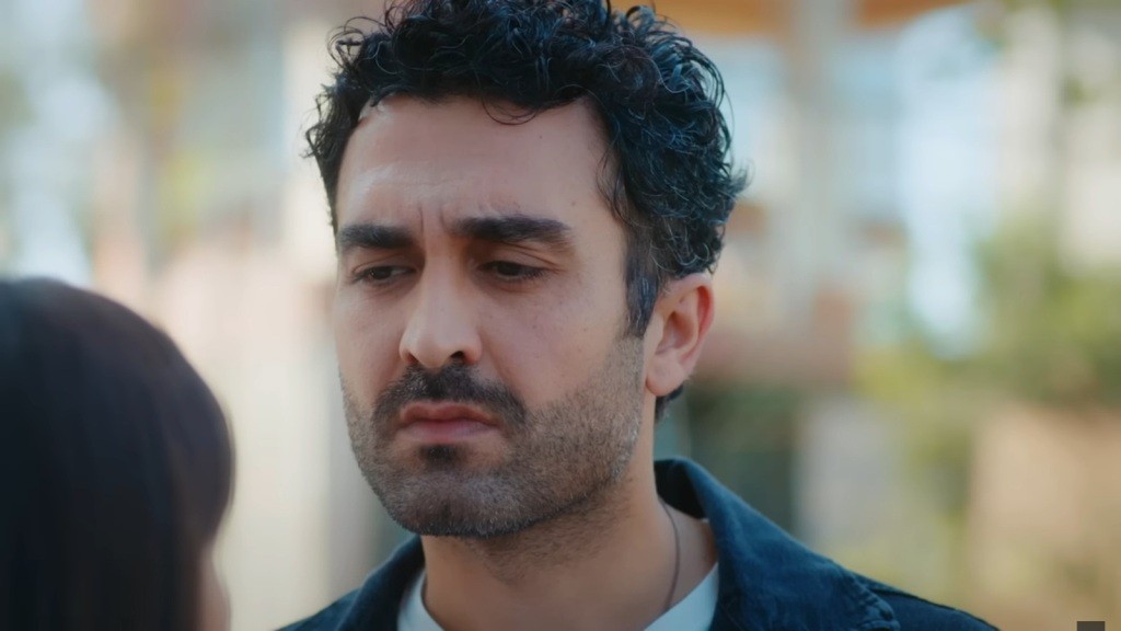 Ferit wpatruje się w Ayse, czekając na jej odpowiedź.