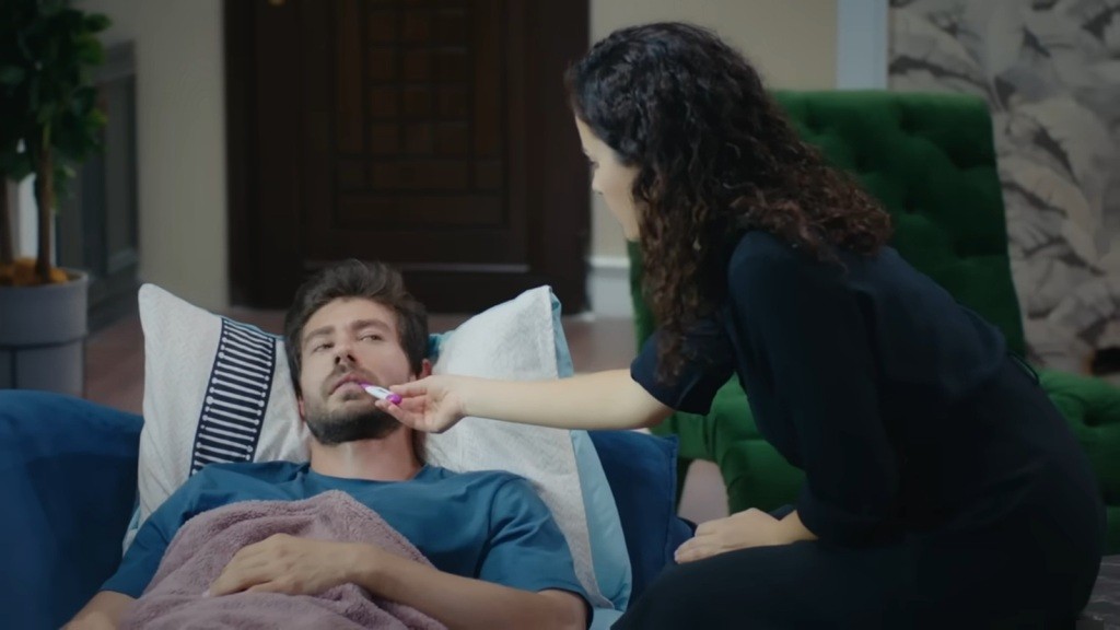 Aynur wsuwa termometr do ust Sinana.