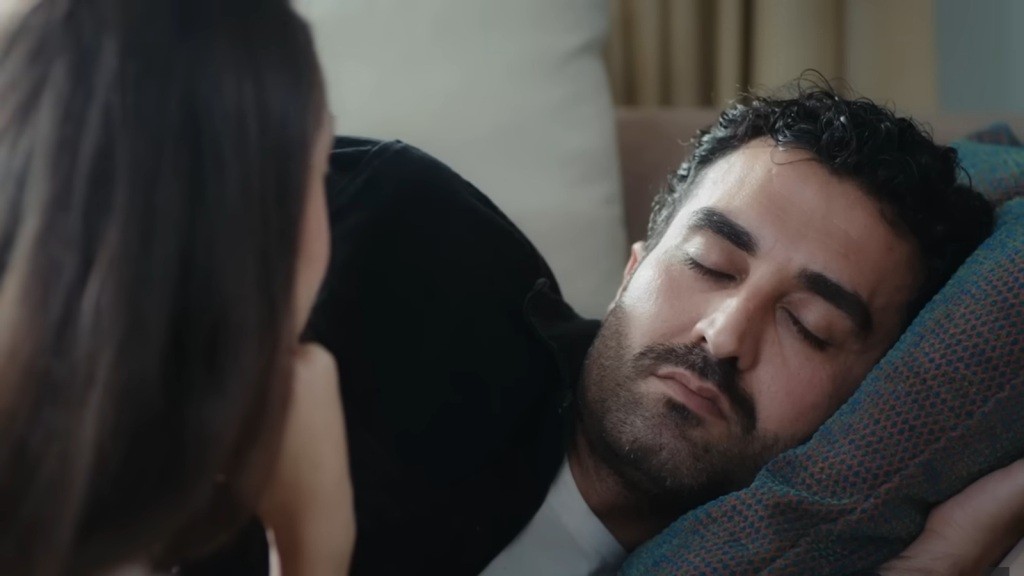 Derya obserwuje śpiącego Ferita.