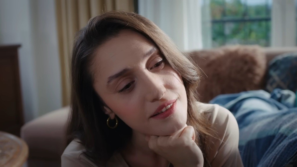 Derya spogląda z fascynacją.