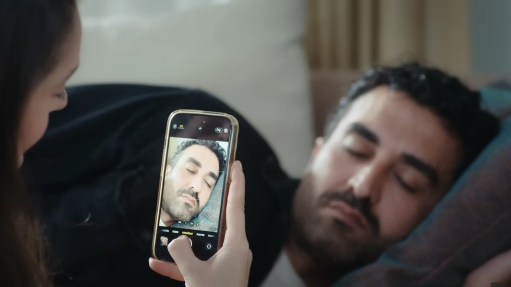 Derya robi zdjęcie telefonem śpiącemu Feritowi.