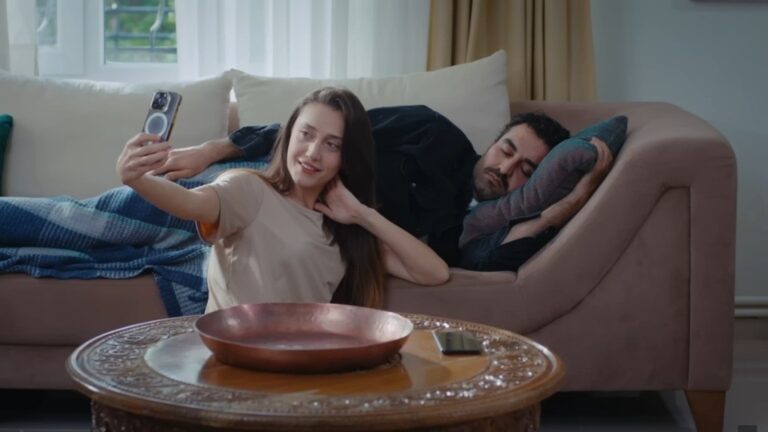 Derya robi selfie ze śpiącym Feritem.