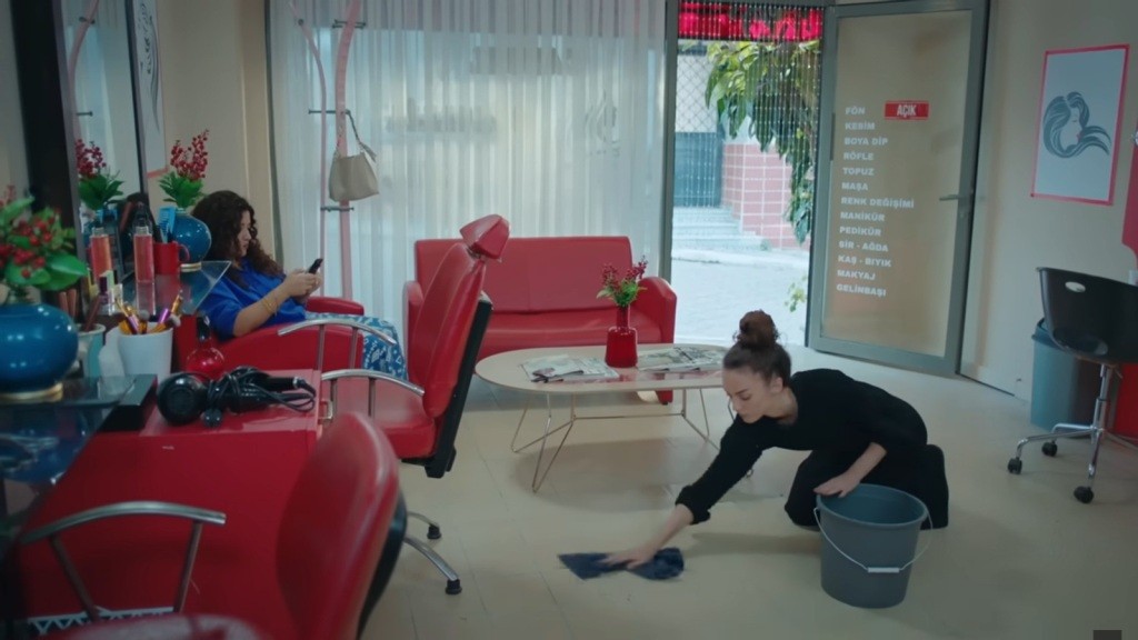 Nana myje podłogę w salonie Cansel.