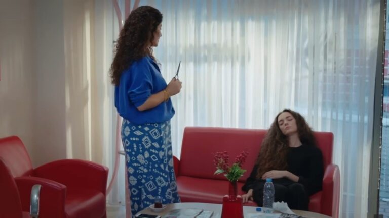 Cansel stoi nad śpiącą Nana z nożyczkami w ręku.