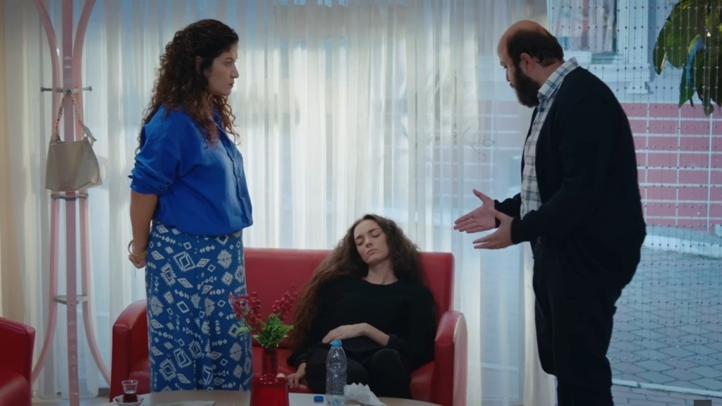 Sahin przyłapuje żonę na próbie ocięcia włosów Nany.