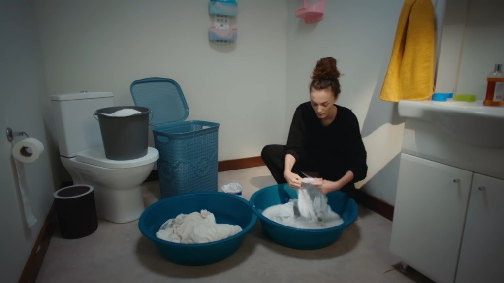 Nana robi pranie ręczne.