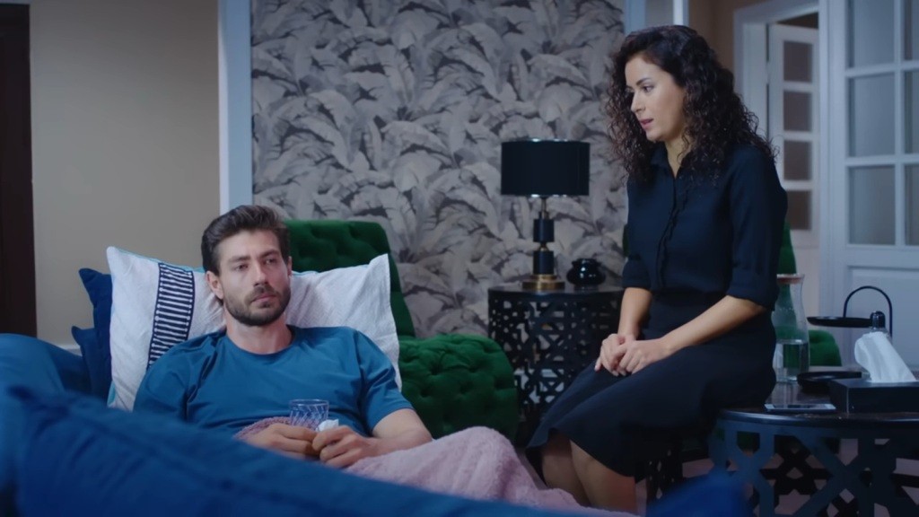 Aynur siedzi przy wracającym do zdrowia Sinanie.