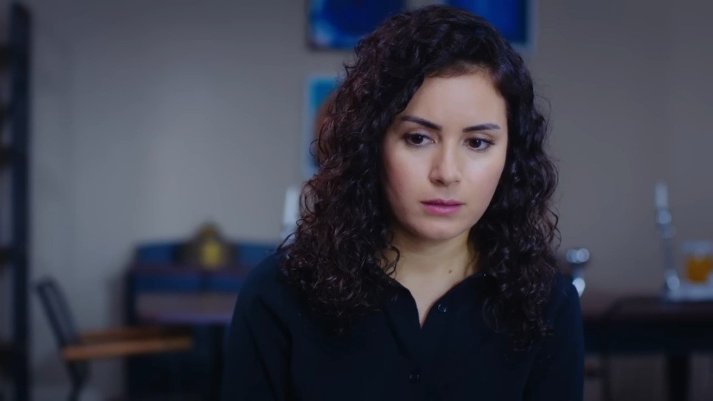 Aynur spogląda z troską.