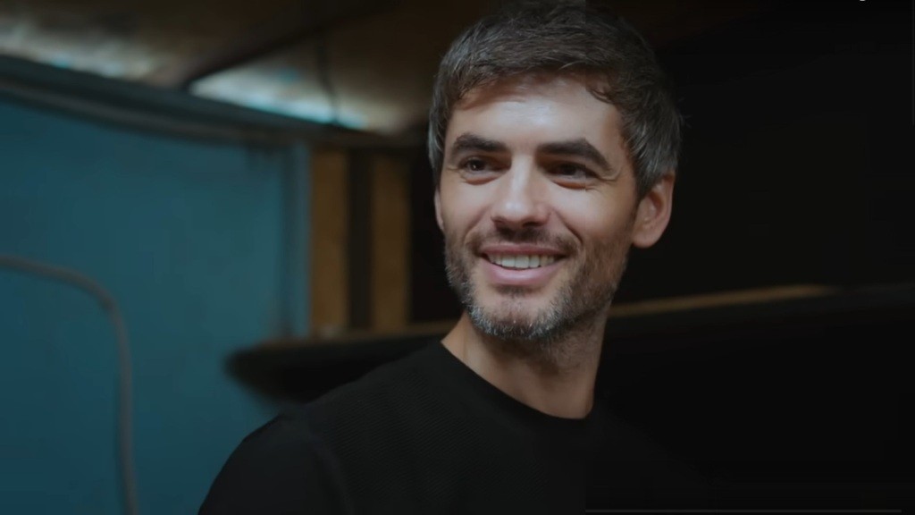 Poyraz uśmiecha się.