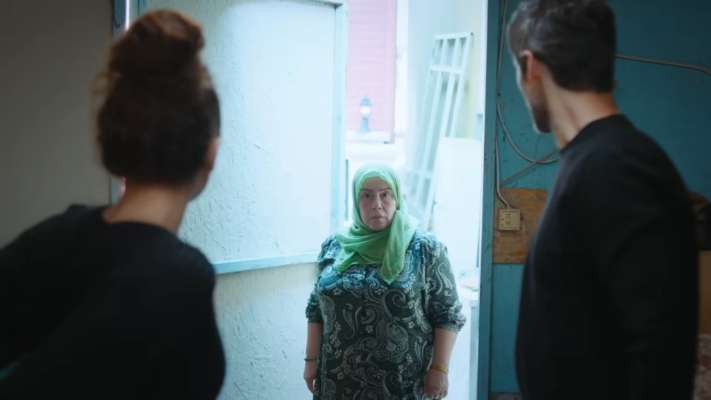 Cennet przyłapuje Nanę i Poyraza w magazynie.